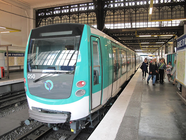Metrô na estação em Paris