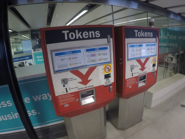 Máquina para compra de tokens para metrô, ônibus e streetcar em Toronto. 