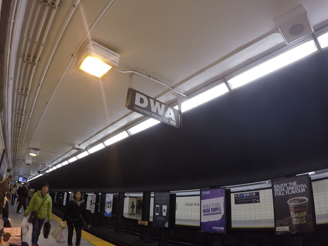 Designated Waiting Area (DWA) na estação de metrô de Toronto, Canadá. 