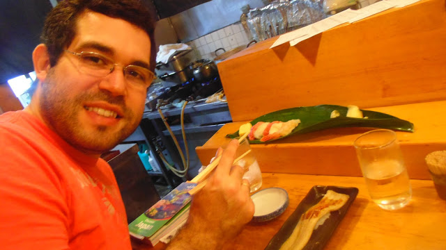 Restaurante de sushi no mercado de peixes de Tsukiji