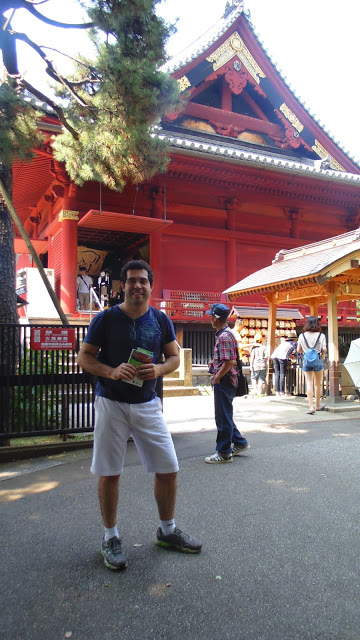 Entra do templo Kiyomizu Kannon-do, no parque Ueno de Tóquio