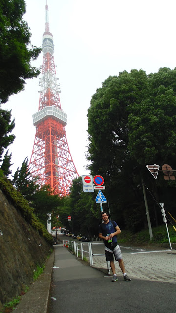 Vista na rua de acesso da Tokyo Tower