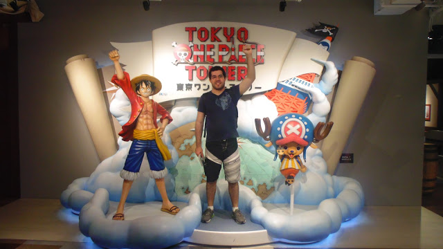 Estátua para fotos do One Piece na Tokyo Tower