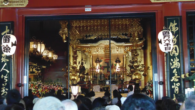 Interior do templo Senso-ji em Tóquio, Japão