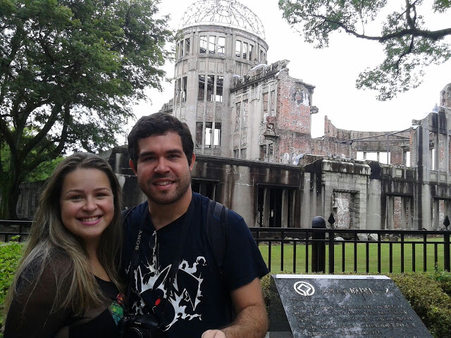 Em frente ao Atomic Bomb Dome, Hiroshima
