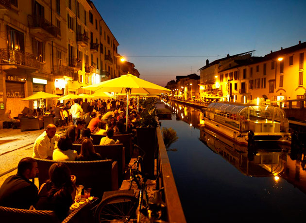 The peak hour on the Naviglio Grande is in the late afternoon on the weekend. As the sun begins to set, people come out in anticipation of the evening ahead, but before they do, the calm beauty of the canal can be mesmerising.