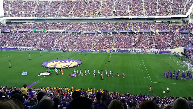 Jogo de futebol em Orlando