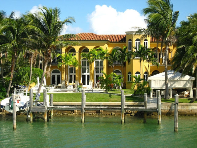 Tour pelo canal de Miami para ver as casas dos famosos