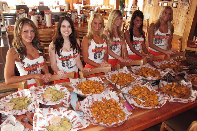 Hooters, fast food com garçonetes sensuais, fecha 3 das 4 unidades